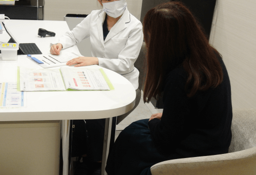 医師が診察中の様子